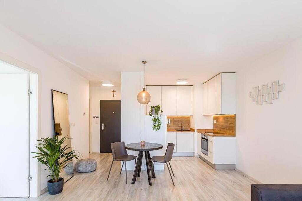 Urban Apartment With Possibility Of Parking Bratislava Luaran gambar