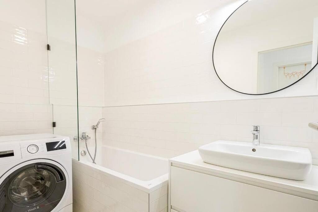 Urban Apartment With Possibility Of Parking Bratislava Luaran gambar